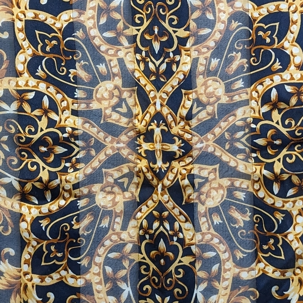 Elegant Black and Gold Baroque Scarf - Picture 3 of 5
